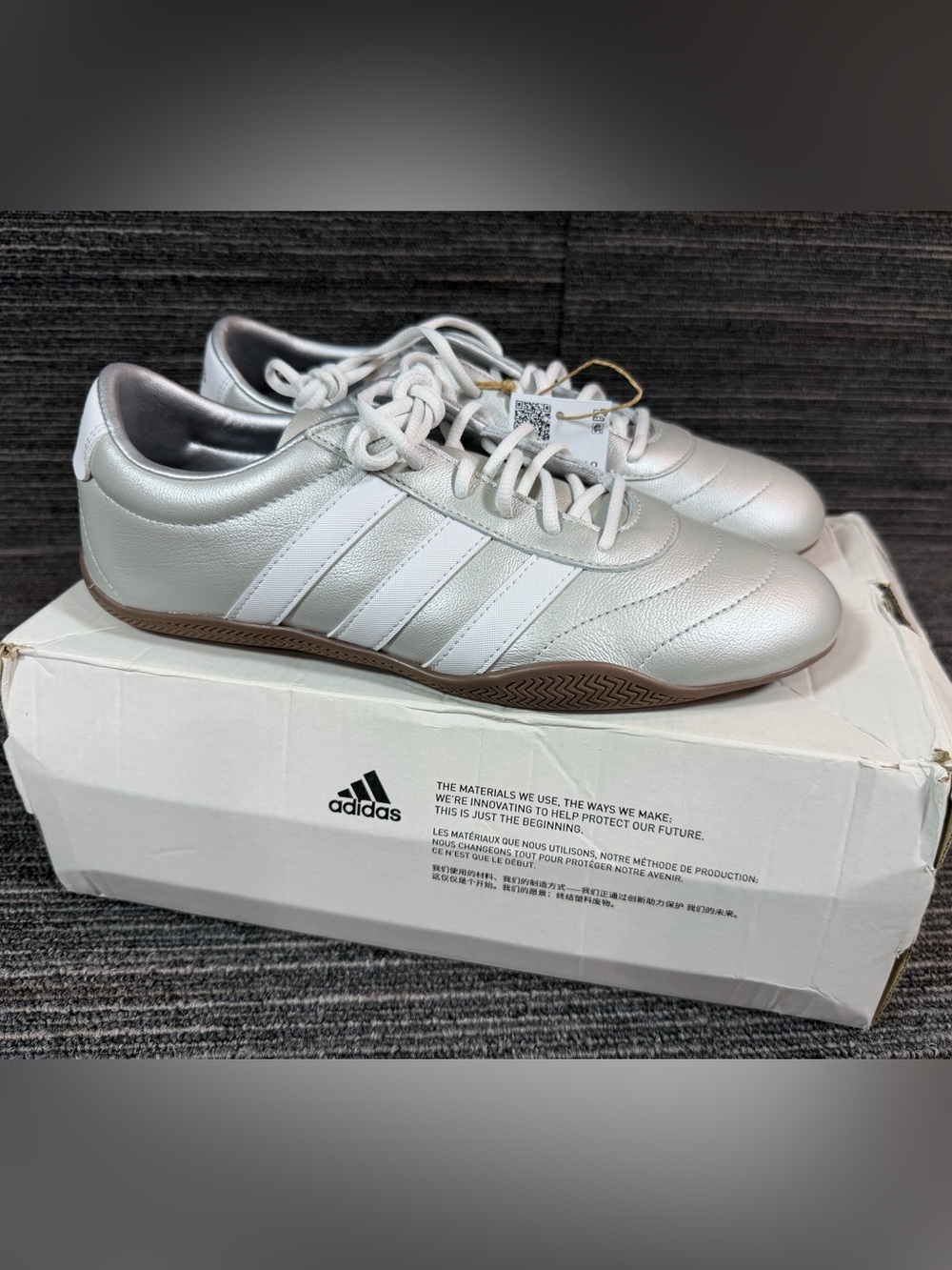 adidas Grand Court Lo Silver Metalic/Crystal White/Gum soles Women’s 9 New